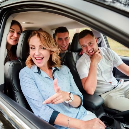 Viagem de férias tranquila? Conheça as 5 coberturas essenciais do Seguro Auto para garantir assistência 24h e carro reserva na estrada.