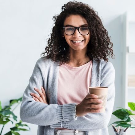 Metadescrição (138 caracteres) Celebre o Feliz Dia Internacional das Mulheres! Descubra por que a segurança é o maior ato de liberdade e proteção para suas conquistas.