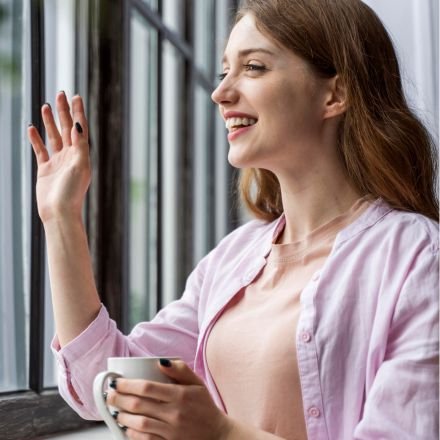 Falar sozinho faz bem? Entenda os benefícios, os alertas e o que a ciência diz sobre esse hábito comum.