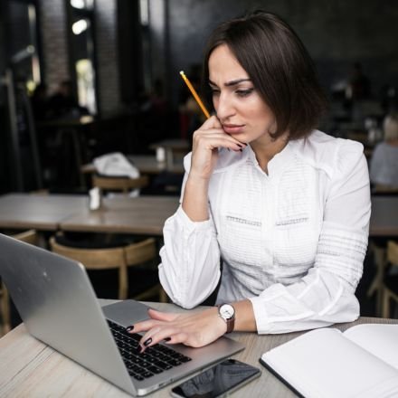 Saia do sedentarismo hoje! Confira movimentos fáceis, como caminhada e agachamento, para ganhar saúde e disposição sem precisar de academia.