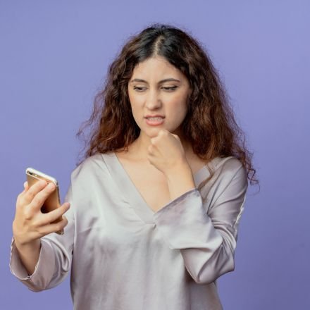 Entenda por que não responder mensagens imediatamente é sinal de inteligência emocional e como essa pausa protege sua saúde mental e foco.
