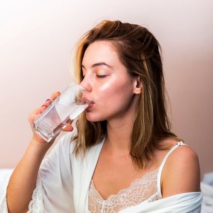 Beber água quebra o jejum do exame de sangue? Descubra o que a ciência diz e como a hidratação correta ajuda o seu resultado.