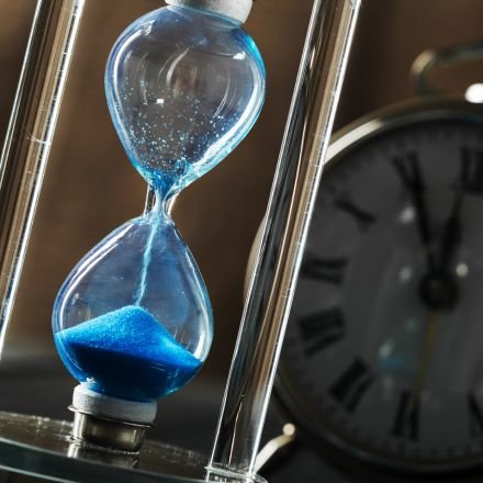 Entenda o significado do ditado "Não construa uma casa aos 50". Uma reflexão poderosa sobre tempo, prioridades e maturidade consciente.
